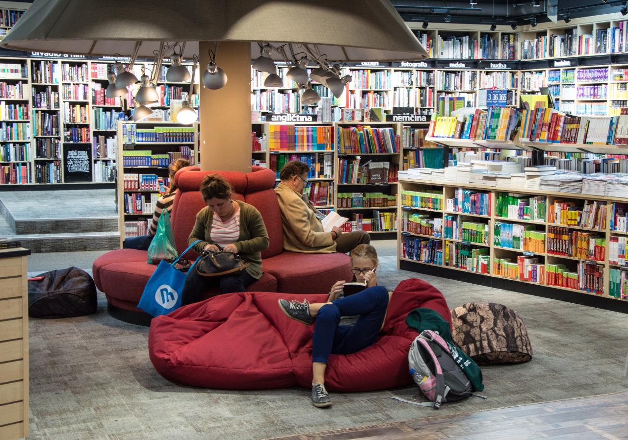 Menschen lesend in einer Bibliothek